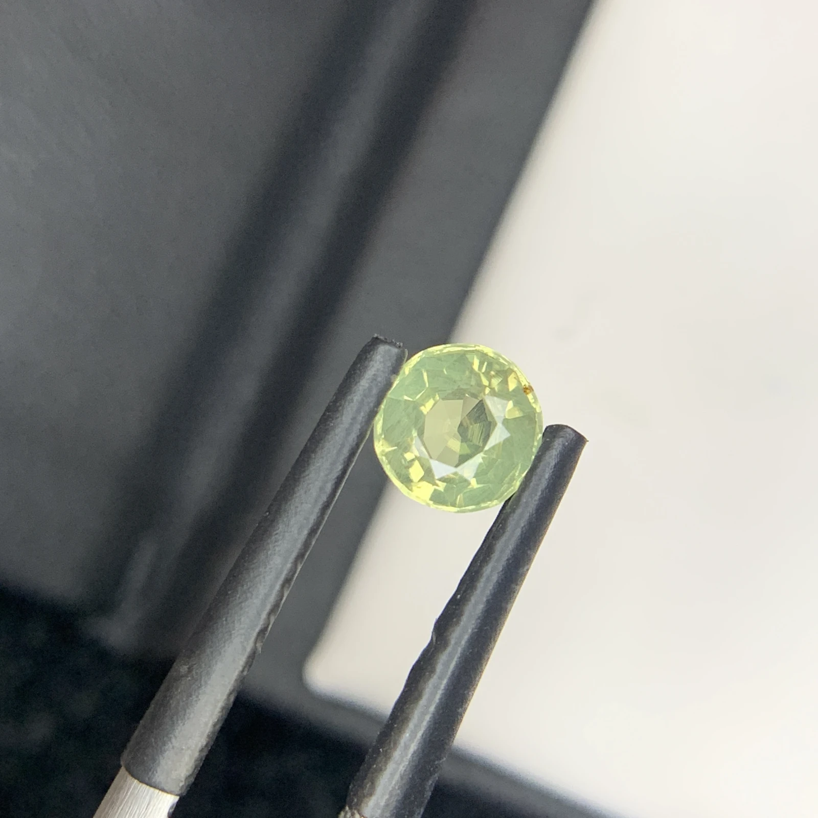 IGI Certified 0.67 ct Natural Green/Purplish Brown Alexandrite Round Shape Loose Gemstone from Sri Lanka — view 3